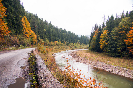 在黄昏高速公路在村