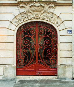 红色金属门