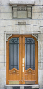 旧的棕色木质门