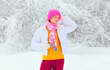 美丽的女人，在下雪的冬天穿颜色鲜艳的衣服