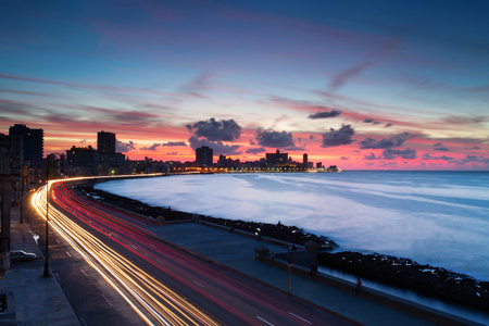 夕阳在哈瓦那滨海大道，著名的哈瓦那散步在哪里哈瓦那