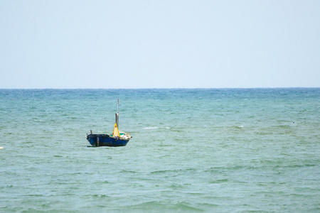 漂浮在海上的渔船