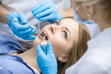 牙医检查病人牙齿的牙医