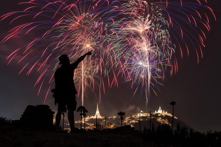 这人这人看起来节日烟花在夜空中照片