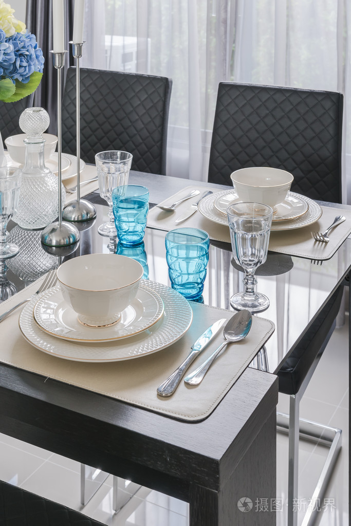 现代餐厅的餐桌上已经摆在玻璃桌上