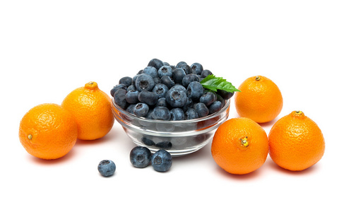 蓝莓和白色背景上的橘子
