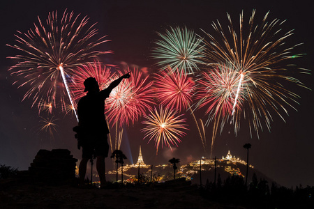 这人这人看起来节日烟花在夜空中照片