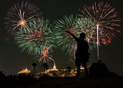 这人看起来节日烟花在夜空中照片