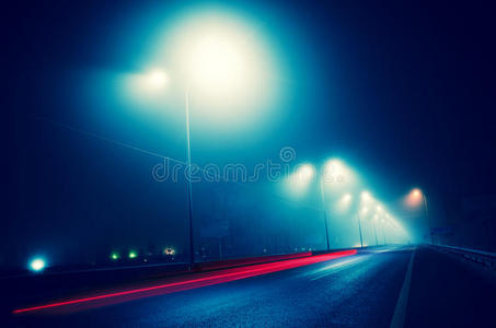 大雾中的道路
