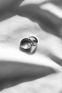 白色布料上的两枚结婚戒指
