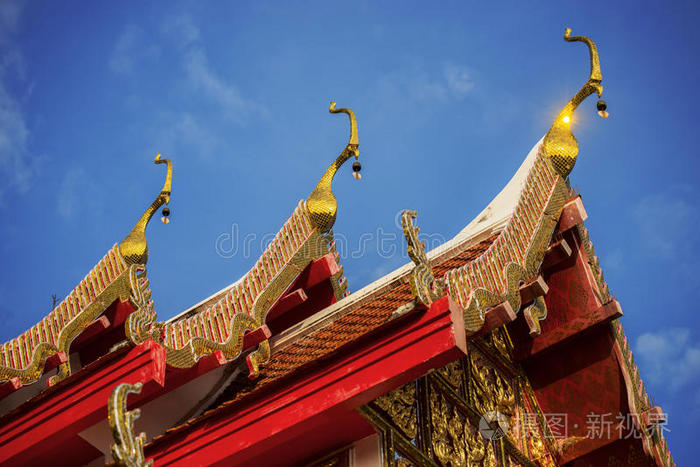 寺庙蓝天屋顶泰国寺庙蓝天屋顶古代泰国艺术,孤立在黑色背景上泰国