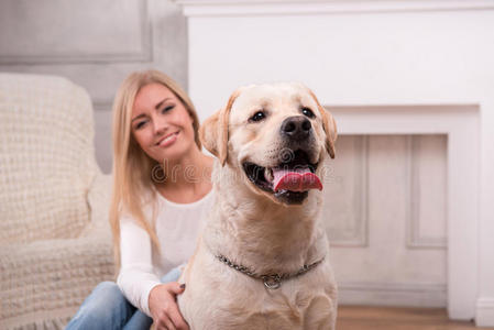 漂亮的金发女孩和拉布拉多猎犬