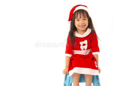穿着红圣诞老人和红帽子的亚洲小女孩