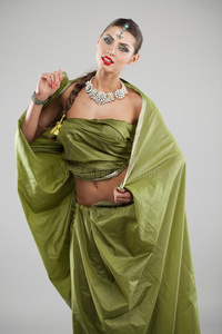 穿着印度绿裙子的年轻漂亮女人