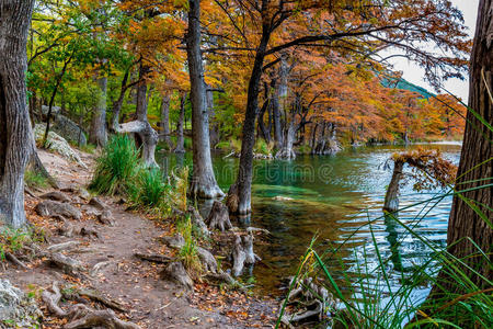 德克萨斯州加纳州立公园秋天的树叶和清澈的水