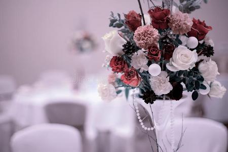 桌上放着红玫瑰的结婚花束