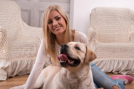 漂亮的金发女孩和拉布拉多猎犬