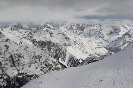 多姆湾滑雪胜地的山景