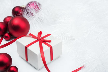 礼物和圣诞球