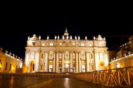 晚上梵蒂冈圣彼得罗大教堂