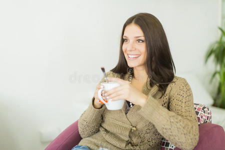 喝茶的年轻女子