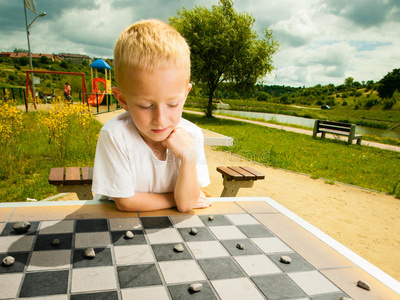 儿童在户外玩跳棋或跳棋棋盘游戏