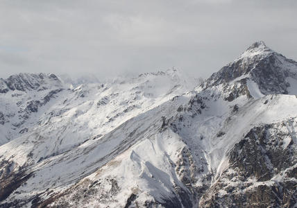 多姆湾滑雪胜地的山景