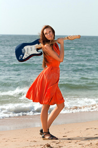 海滩上拿着吉他的女孩