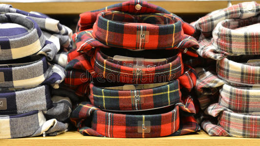 服装整齐地堆放在时装店的货架上照片