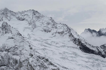 多姆湾滑雪胜地的山景