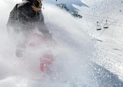 山地运动中的女子滑雪板运动员