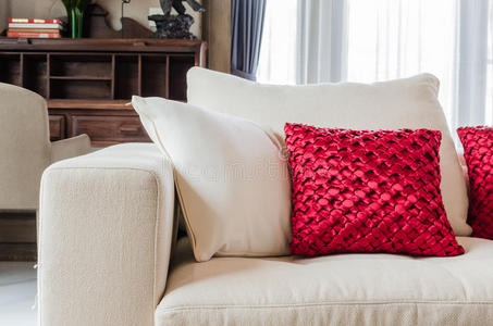 家具 沙发 米色 休息室 房地产 地板 枕头 奢侈 公寓