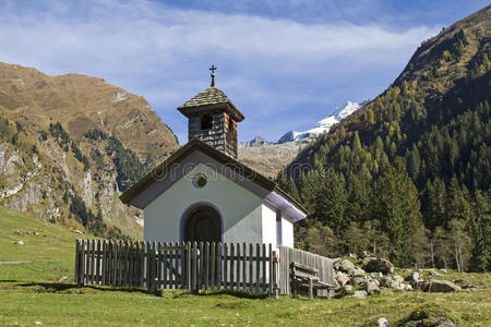 山谷里的小教堂