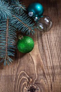 蓝色绿色和透明的圣诞球，有松树枝