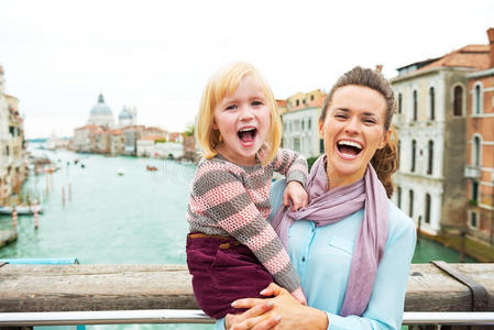 小孩 欧洲 复制 女孩 母亲 假日 家庭 运河 城市景观