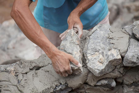 建筑工人建造一堵石墙