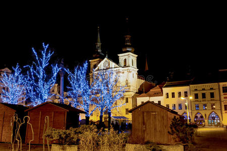 圣诞装饰小镇在夜晚吉拉瓦