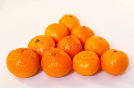 桌子上台球三角形里的新鲜橘子