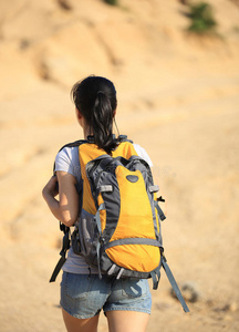 女登山者山