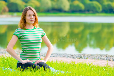 穿着绿色T恤的女孩在郁郁葱葱的草地上