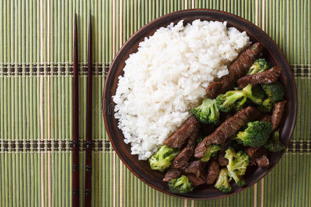 牛肉与西兰花和米饭特写。 水平顶部视图