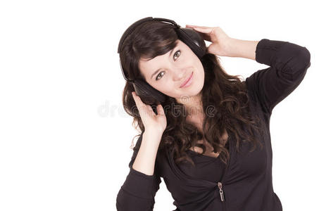 漂亮的年轻时尚女孩使用耳机
