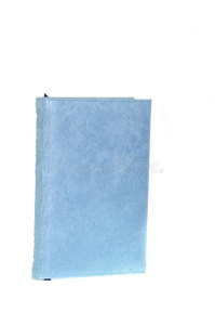 蓝色笔记本隔离在白色上。