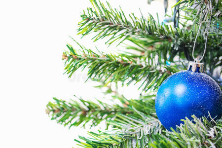 圣诞树上的蓝球