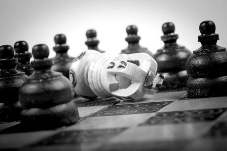 国际象棋黑白国际象棋王由许多对立的棋子,黑白,照片