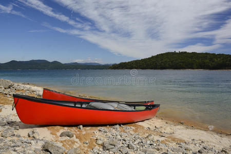 岸上的独木舟