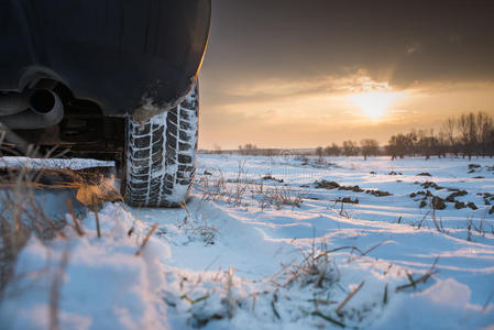 雪地里的冬季轮胎