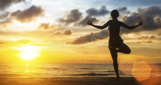 冥想 海岸线 太阳 自然 姿势 女孩 轮廓 健康 和谐 海洋