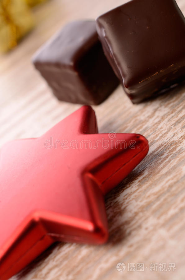 具有红星形状的巧克力骰子