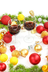 圣诞节或新年装饰用松树或冷杉和红色装饰球与葡萄酒